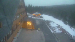 Parkoviště a hlavní vchod