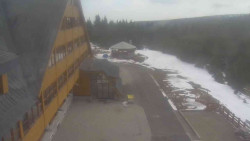 Parkoviště a hlavní vchod