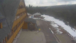 Parkoviště a hlavní vchod