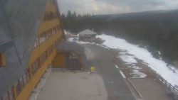 Parkoviště a hlavní vchod