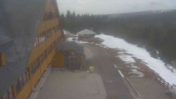 Parkoviště a hlavní vchod