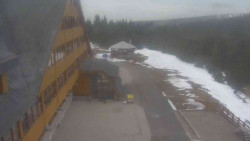 Parkoviště a hlavní vchod