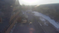 Parkoviště a hlavní vchod