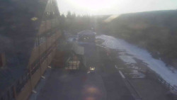 Parkoviště a hlavní vchod