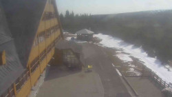 Parkoviště a hlavní vchod