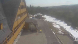 Parkoviště a hlavní vchod