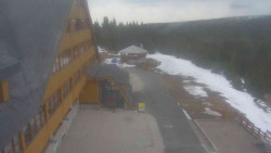 Parkoviště a hlavní vchod