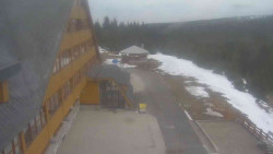 Parkoviště a hlavní vchod