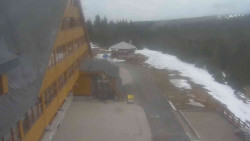 Parkoviště a hlavní vchod