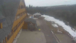 Parkoviště a hlavní vchod