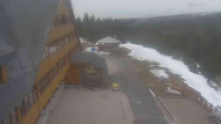 Parkoviště a hlavní vchod