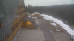 Parkoviště a hlavní vchod