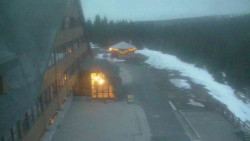 Parkoviště a hlavní vchod