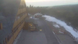 Sporthotel Kurzovní - Parkoviště a hlavní vchod - 24.3.2026 v 05:40 Sporthotel Kurzovní - Parkoviště a hlavní vchod - 24.3.2026 v 05:40