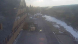 Parkoviště a hlavní vchod