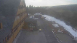 Parkoviště a hlavní vchod