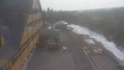 Parkoviště a hlavní vchod