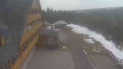 Parkoviště a hlavní vchod