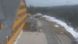 Parkoviště a hlavní vchod