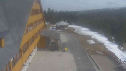 Parkoviště a hlavní vchod