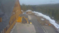 Parkoviště a hlavní vchod