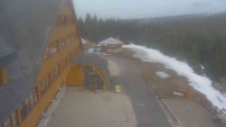 Parkoviště a hlavní vchod