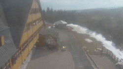 Parkoviště a hlavní vchod