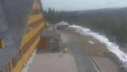 Parkoviště a hlavní vchod