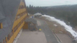 Parkoviště a hlavní vchod