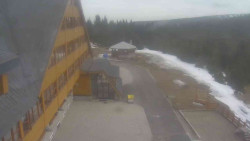 Parkoviště a hlavní vchod