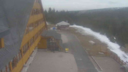 Parkoviště a hlavní vchod