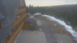 Parkoviště a hlavní vchod