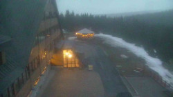 Parkoviště a hlavní vchod