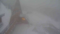 Parkoviště a hlavní vchod