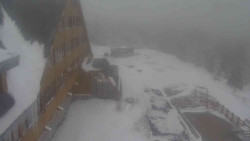 Parkoviště a hlavní vchod