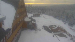 Parkoviště a hlavní vchod