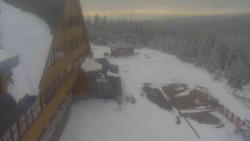 Parkoviště a hlavní vchod