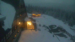 Parkoviště a hlavní vchod