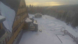 Parkoviště a hlavní vchod