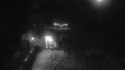 Parkoviště a hlavní vchod