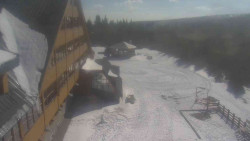 Parkoviště a hlavní vchod