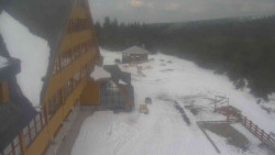 Parkoviště a hlavní vchod