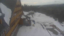 Parkoviště a hlavní vchod