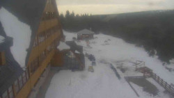 Parkoviště a hlavní vchod