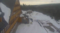 Parkoviště a hlavní vchod