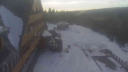 Parkoviště a hlavní vchod