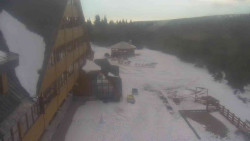 Parkoviště a hlavní vchod