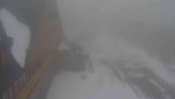 Parkoviště a hlavní vchod