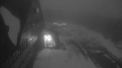 Parkoviště a hlavní vchod