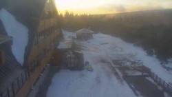 Parkoviště a hlavní vchod